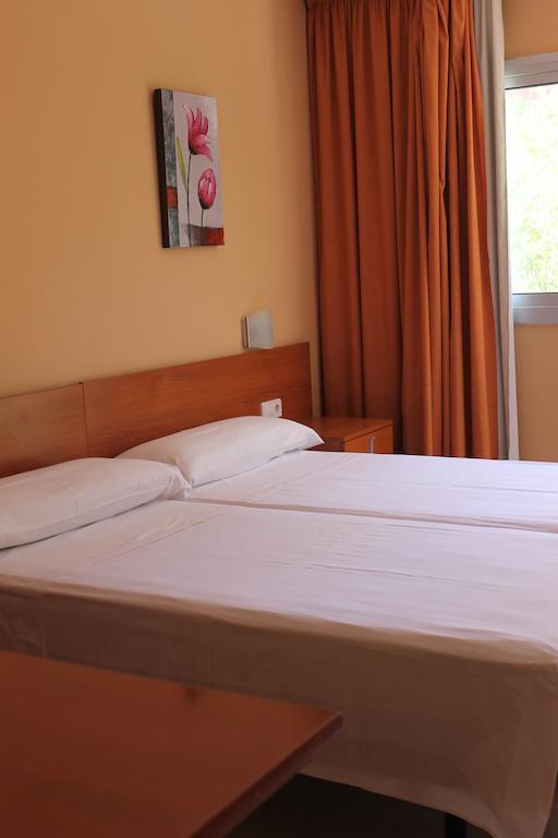 Hostal Cal Siles El Prat de Llobregat Bagian luar foto