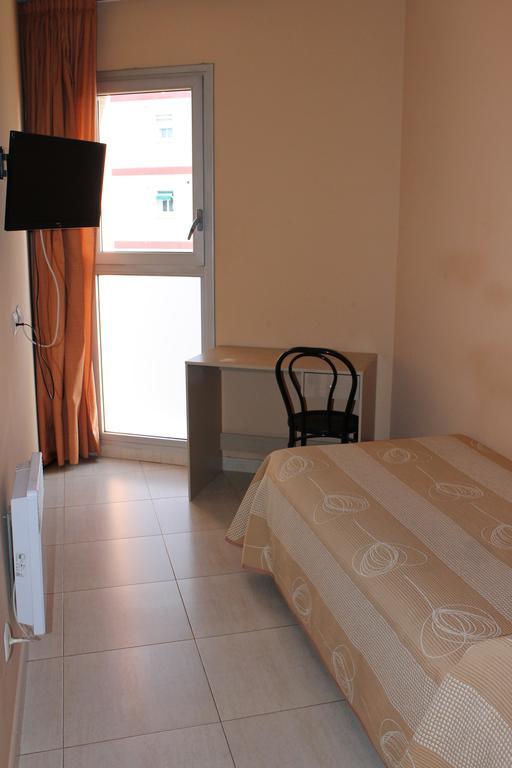 Hostal Cal Siles El Prat de Llobregat Bagian luar foto