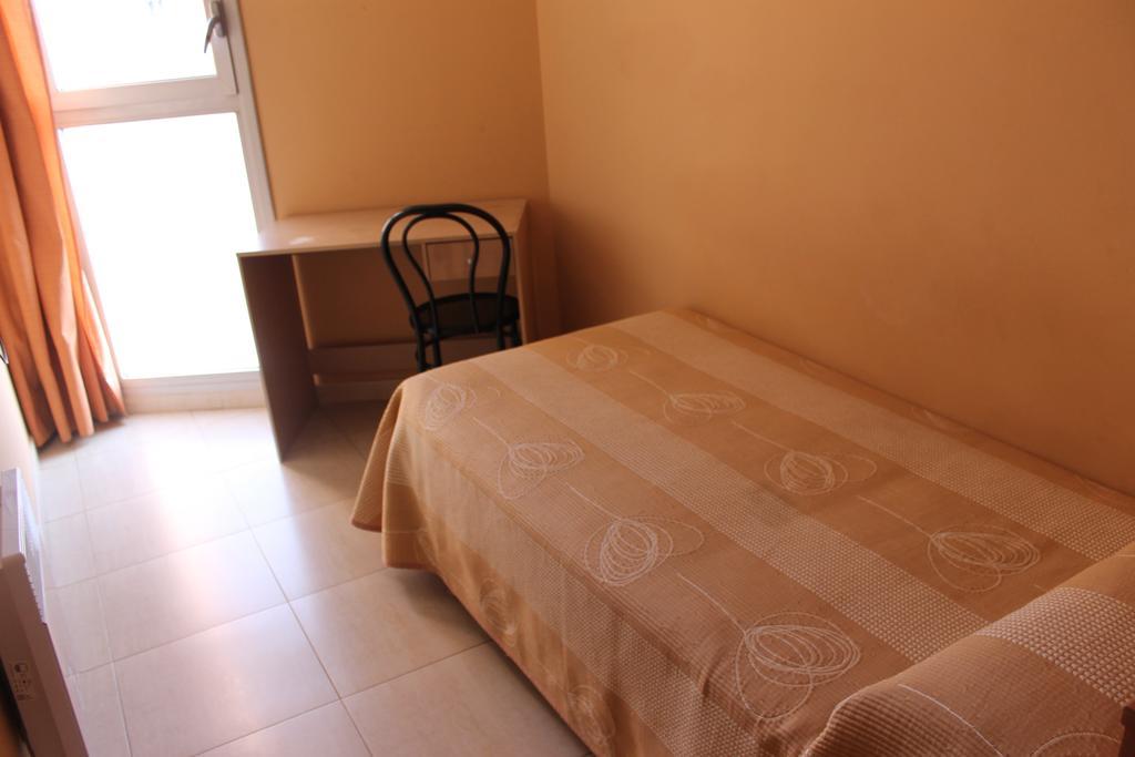 Hostal Cal Siles El Prat de Llobregat Bagian luar foto
