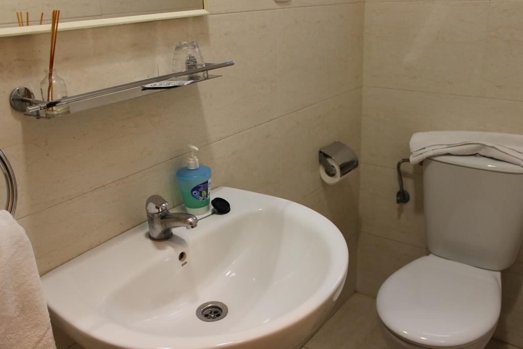 Hostal Cal Siles El Prat de Llobregat Bagian luar foto