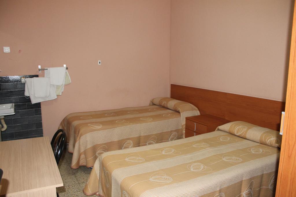 Hostal Cal Siles El Prat de Llobregat Bagian luar foto