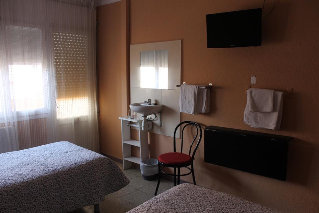 Hostal Cal Siles El Prat de Llobregat Bagian luar foto