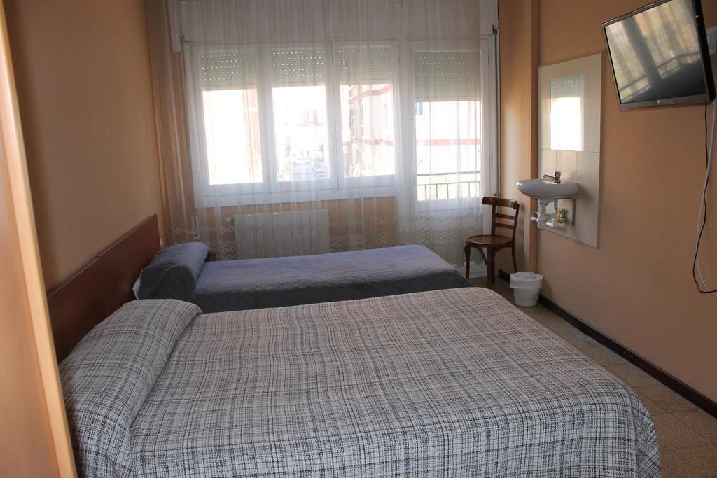 Hostal Cal Siles El Prat de Llobregat Bagian luar foto