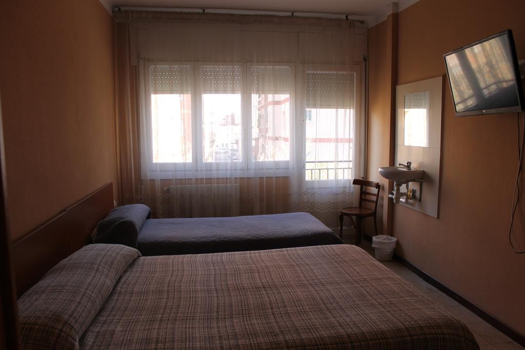 Hostal Cal Siles El Prat de Llobregat Bagian luar foto