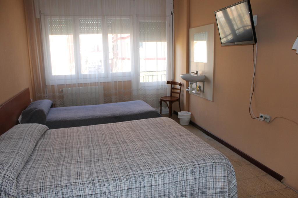 Hostal Cal Siles El Prat de Llobregat Bagian luar foto