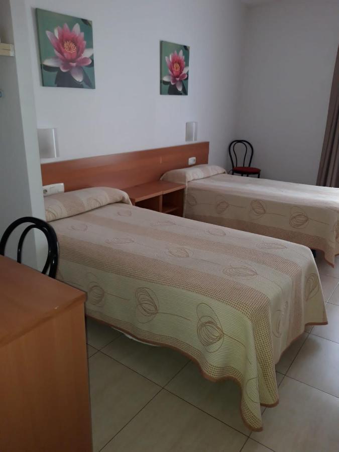 Hostal Cal Siles El Prat de Llobregat Bagian luar foto