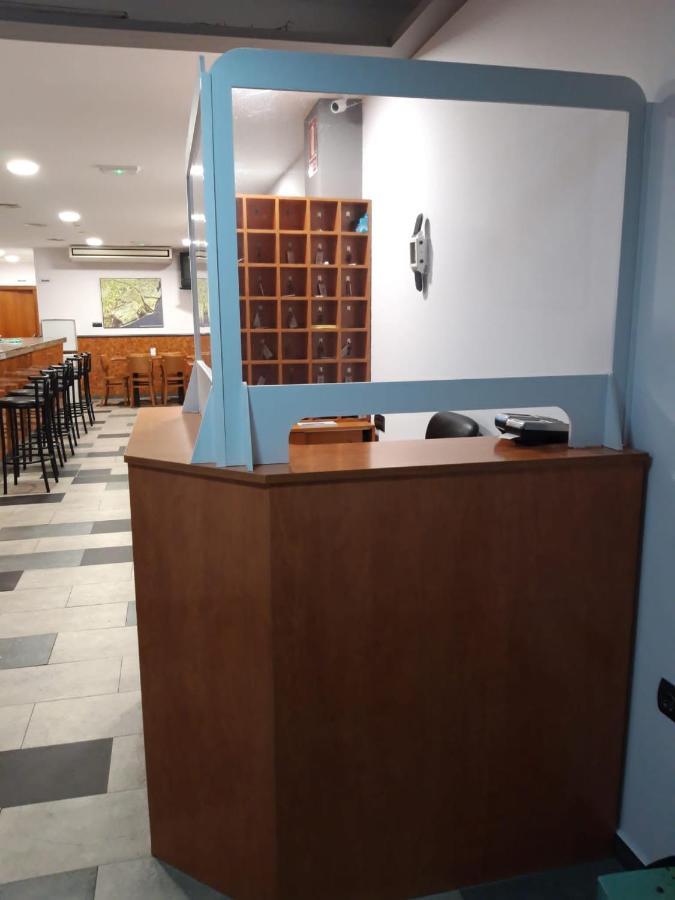 Hostal Cal Siles El Prat de Llobregat Bagian luar foto