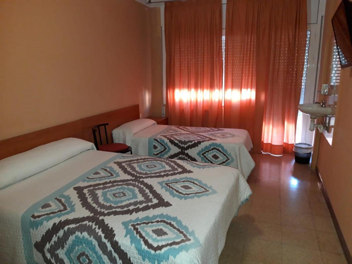Hostal Cal Siles El Prat de Llobregat Bagian luar foto